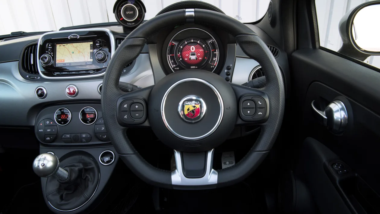 Abarth 595 Cabrio 1.4 T-Jet 180 Competizione 70th Anniversary Interiér