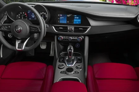 Náhled Alfa Romeo Giulia 2.0T 200hp TI Interiér