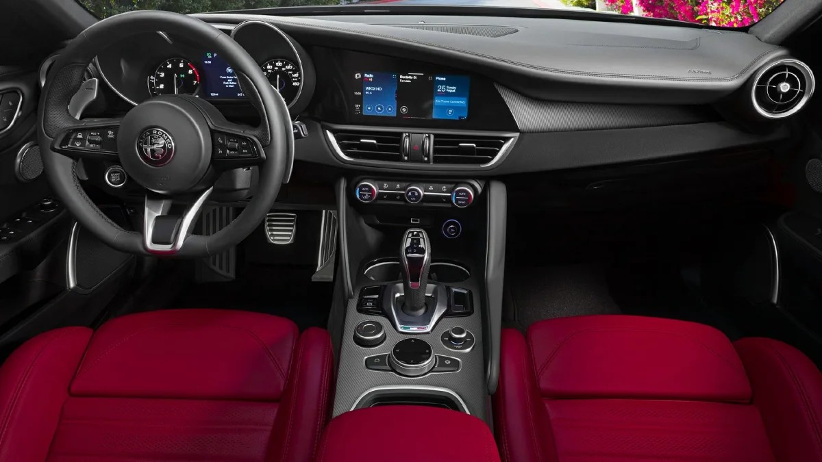 Alfa Romeo Giulia 2.0T 200hp TI Interiér