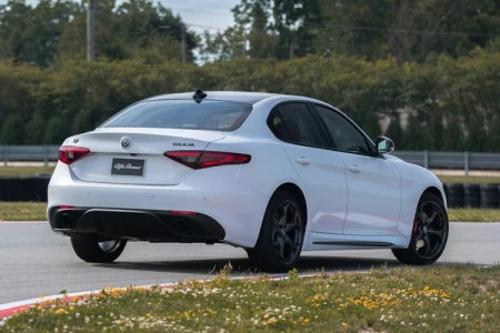 Náhled Alfa Romeo Giulia 2.0T 200hp TI Zadní pohled