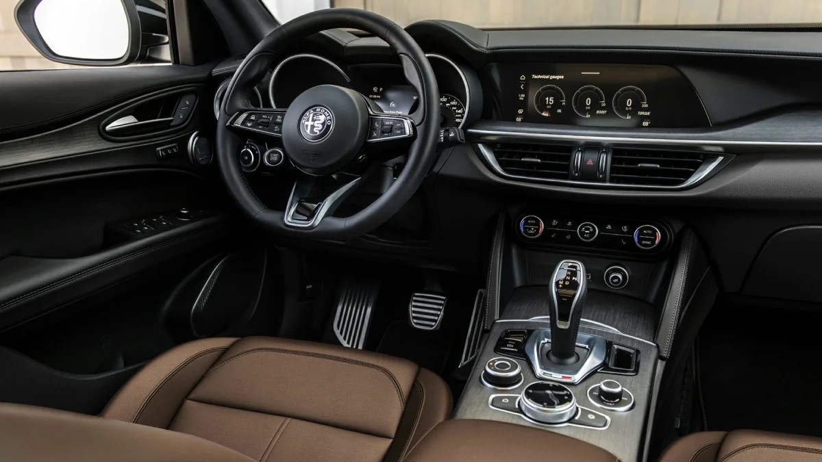 Alfa Romeo Stelvio 2.2 JTD 190hp Sprint Interiér