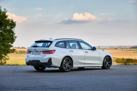 Náhled BMW 330d XDrive Touring Zadní pohled