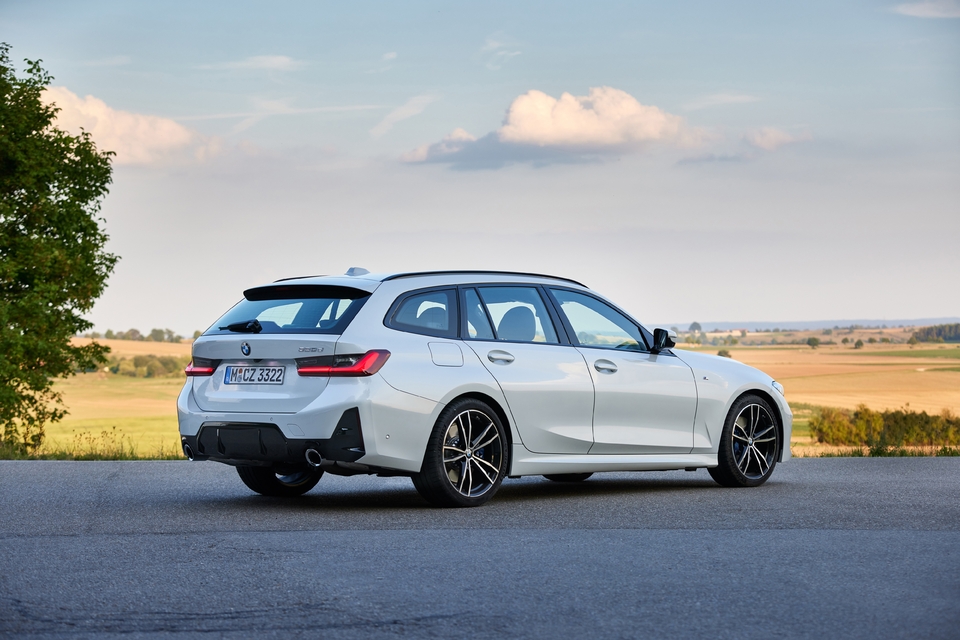 BMW 330d XDrive Touring Zadní pohled