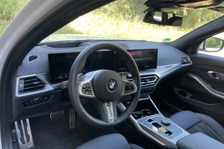 Náhled BMW 330d XDrive Touring Interiér