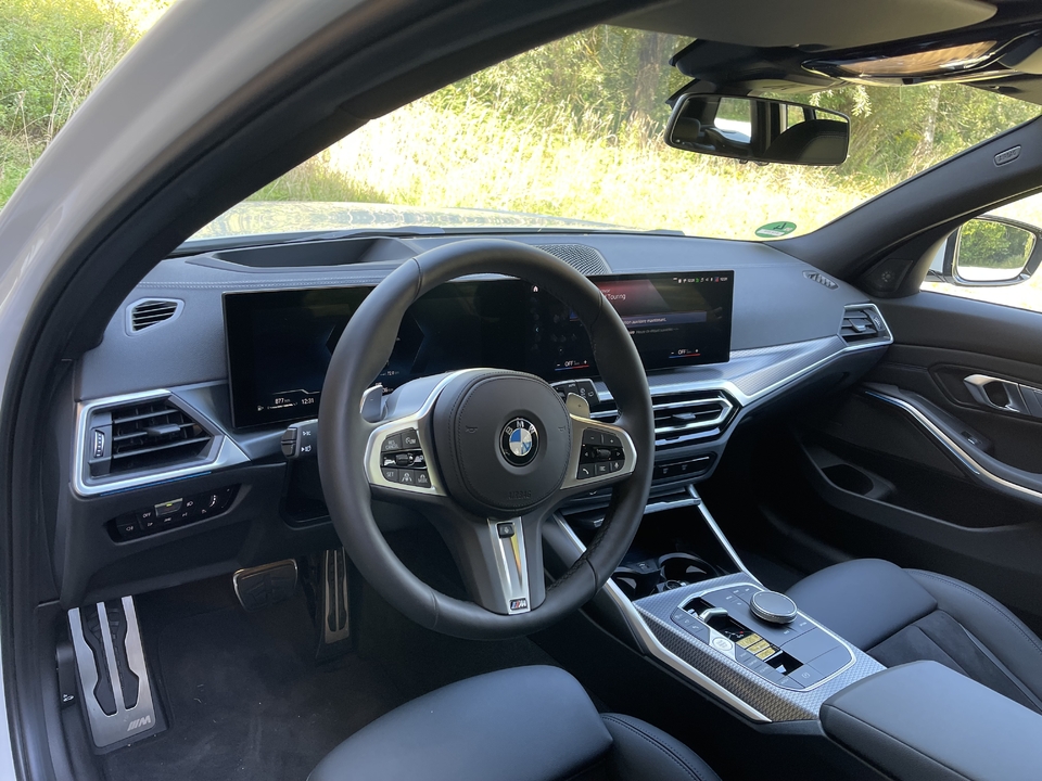BMW 330d XDrive Touring Interiér
