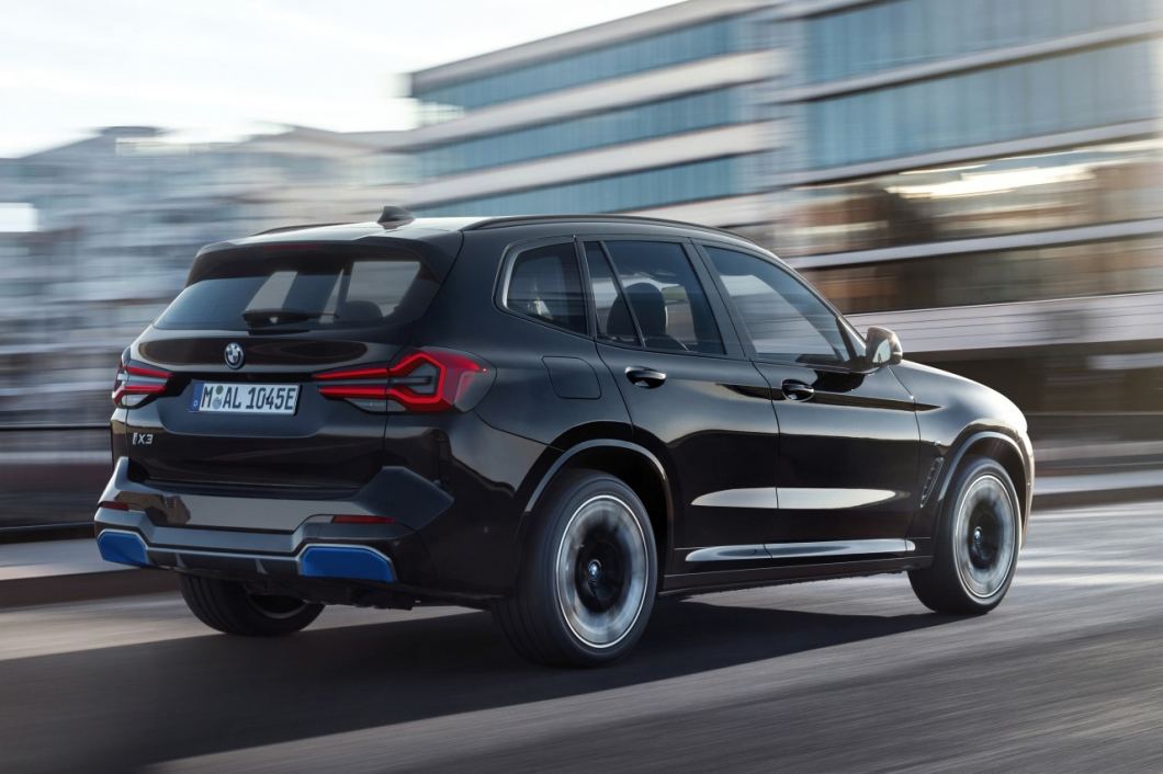 BMW IX3 High Executive Pohľad zozadu
