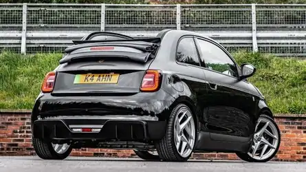 Fiat 500eC La Prima Rückansicht