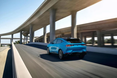 Miniaturansicht von Ford Mustang Mach-E Standard Range AWD Rückansicht