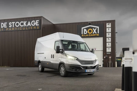 Miniaturansicht von Iveco Daily 35S21V 3520L H2 3.0 Vorderansicht