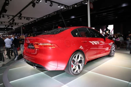 Miniaturansicht von Jaguar XE D200 AWD HSE Rückansicht