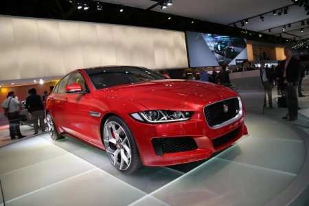 Miniaturansicht von Jaguar XE D200 AWD HSE Vorderansicht