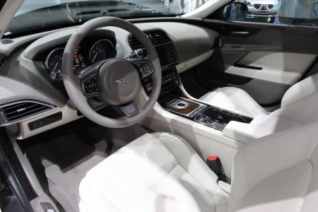 Miniaturansicht von Jaguar XE D200 AWD HSE Innere