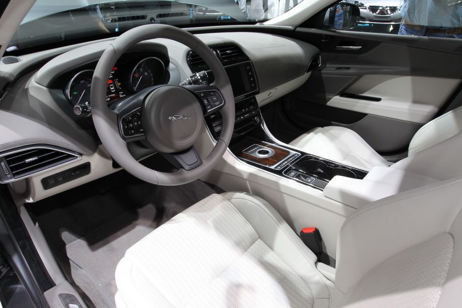 Jaguar XE D200 AWD HSE Innere