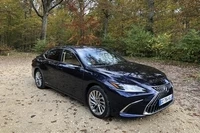 Miniaturansicht von Lexus ES 300h Comfort Line Vorderansicht
