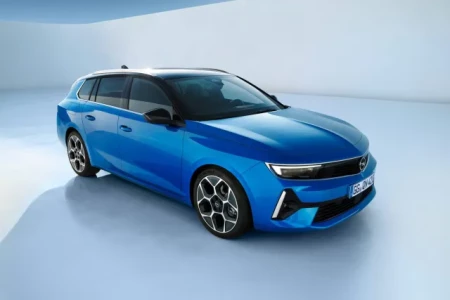 Miniaturansicht von Opel Astra Sports Tourer 1.2 Turbo 130hp Business Elegance Vorderansicht