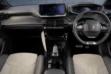 Miniaturansicht von Peugeot E-208 Active EV 50kWh 136 Innere