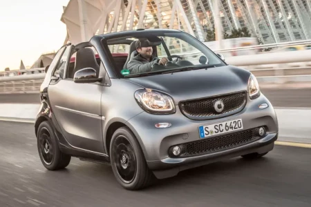 Miniaturansicht von Smart Fortwo Cabrio EQ Essential Vorderansicht