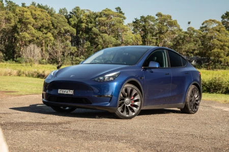 Miniaturansicht von Tesla Model Y Long Range AWD Vorderansicht