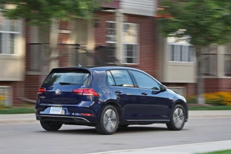 Miniaturansicht von Volkswagen E-Golf E-dition 2020 Rückansicht