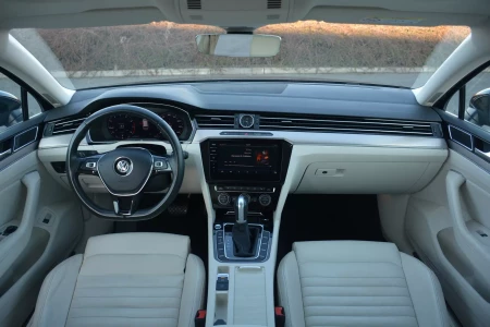Miniaturansicht von Volkswagen Passat Variant 2.0 TDI 150hp R-Line Business+ Innere